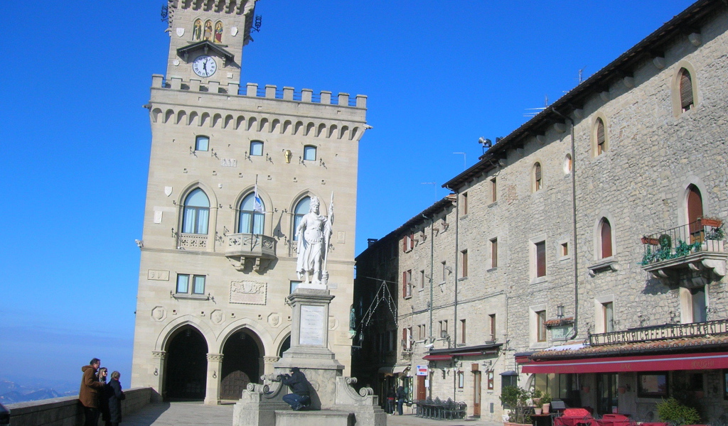 Памятник на площади в Сан Марино, Италия