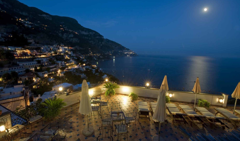 Луна над заливом на курорте Позитано, Италия