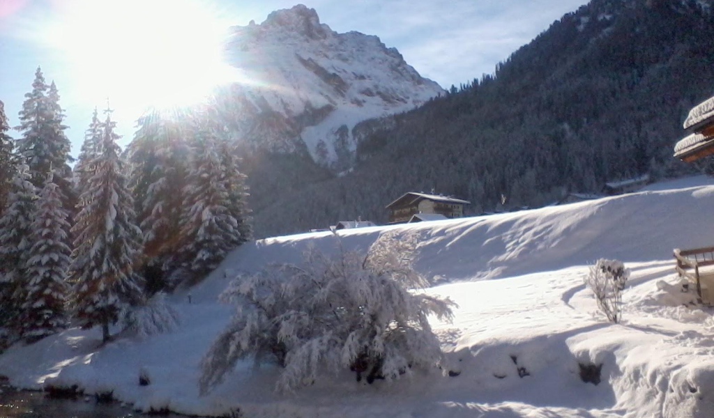 Горная река на горнолыжном курорте Валь-Ди-Фасса, Италия