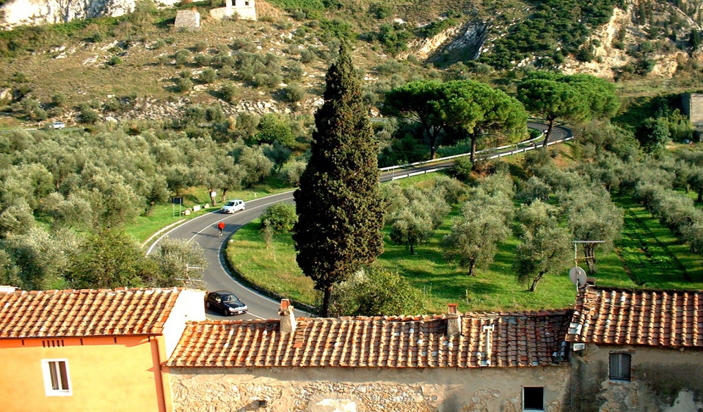 Горная дорога на курорте в Монтекатини Терме, Италия