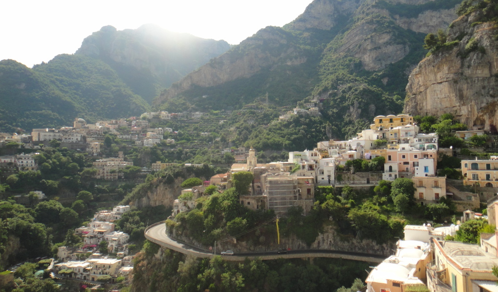 Горная дорога на курорте Позитано, Италия