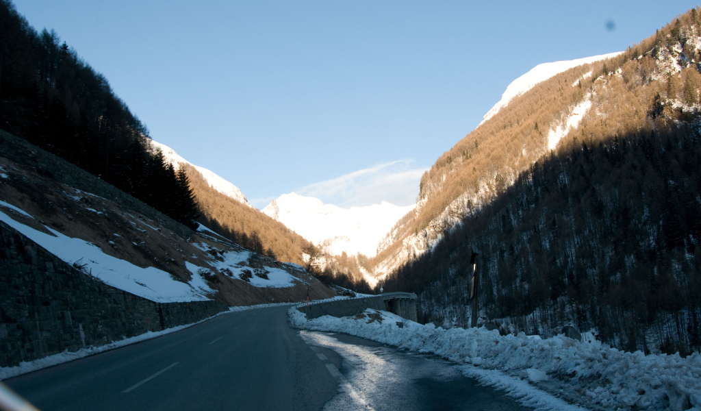 Горная дорога на горнолыжном курорте Кортина д'Ампеццо, Италия