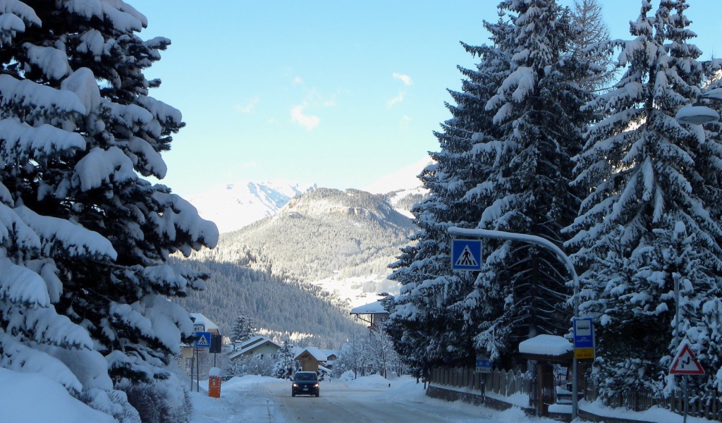 Горная дорога на горнолыжном курорте Валь-Ди-Фасса, Италия