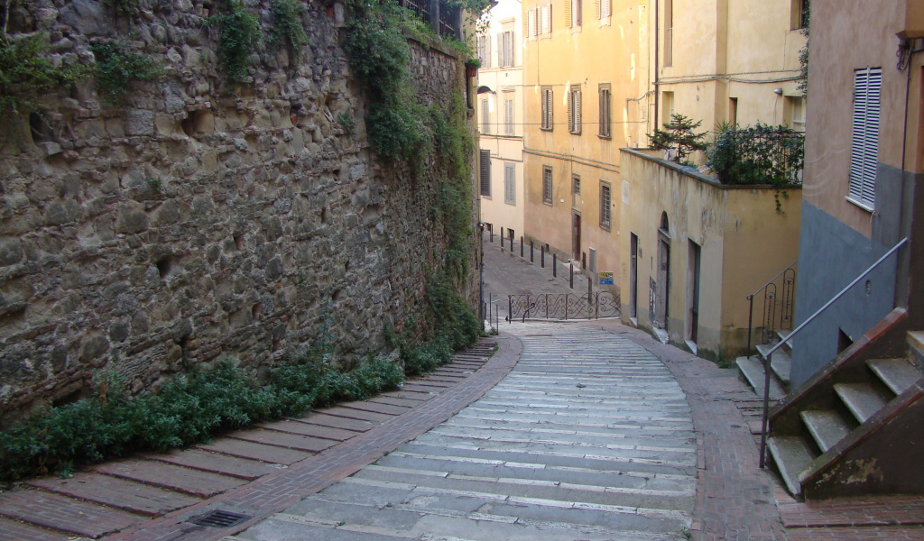 Узкие улочки в Перудже, Италия