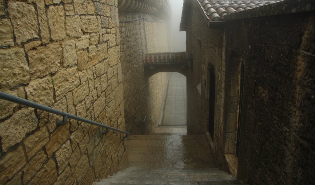 Узкие улочки в Сан Марино, Италия