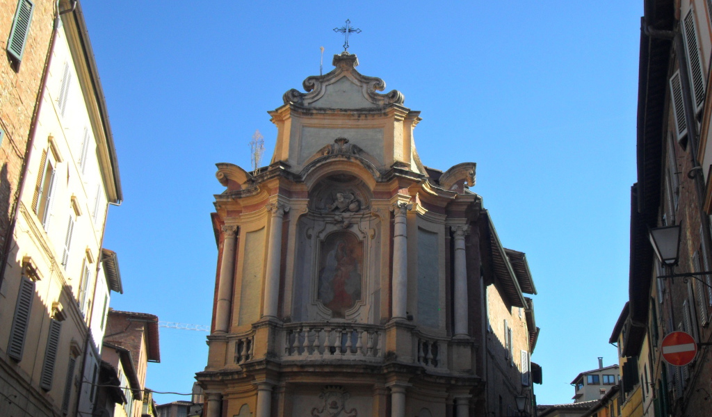 Узкие улочки в Сиене, Италия