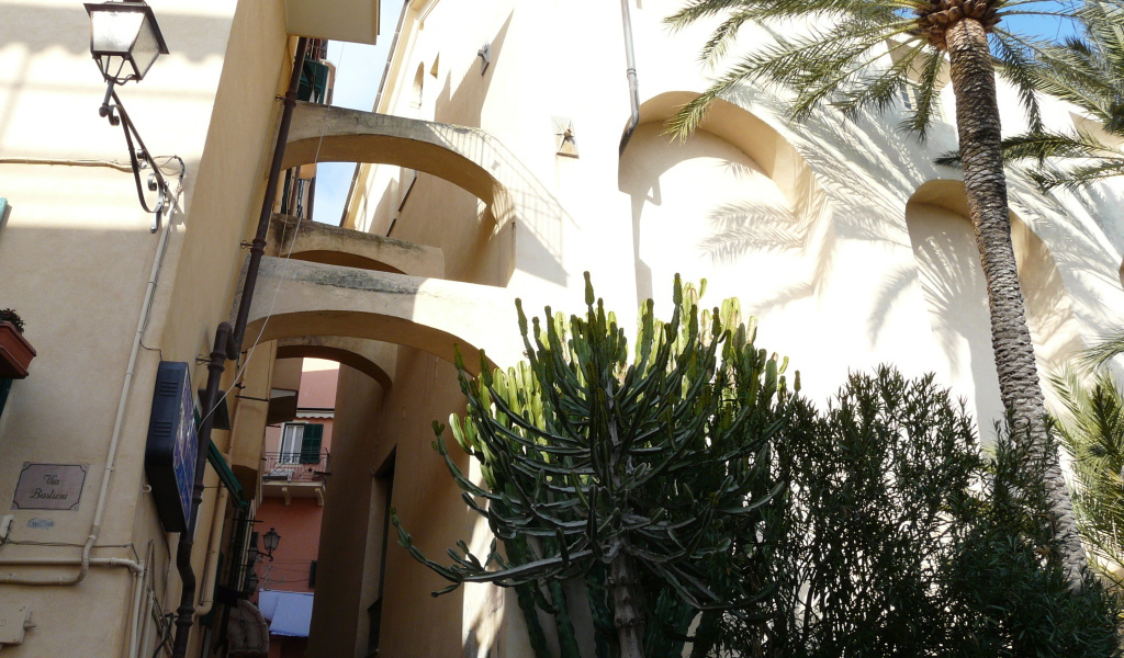 Узкие улочки в городе на курорте Бордигера, Италия