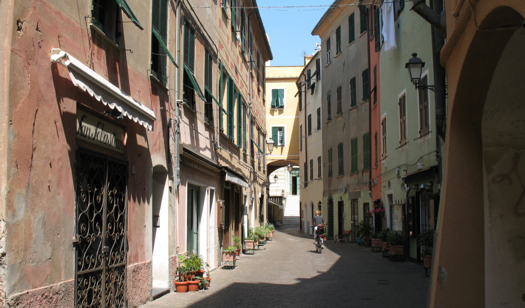 Узкие улочки на курорте Челле Лигуре, Италия