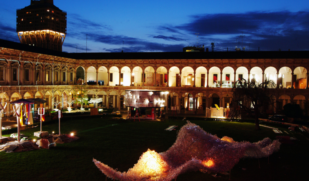 Ночная площадь в Милане, Италия