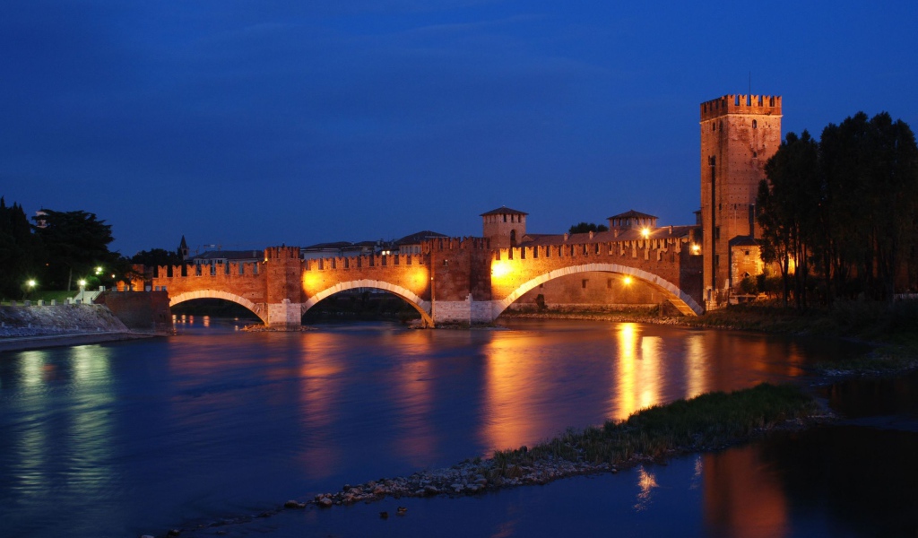 Ночной мост в Вероне, Италия
