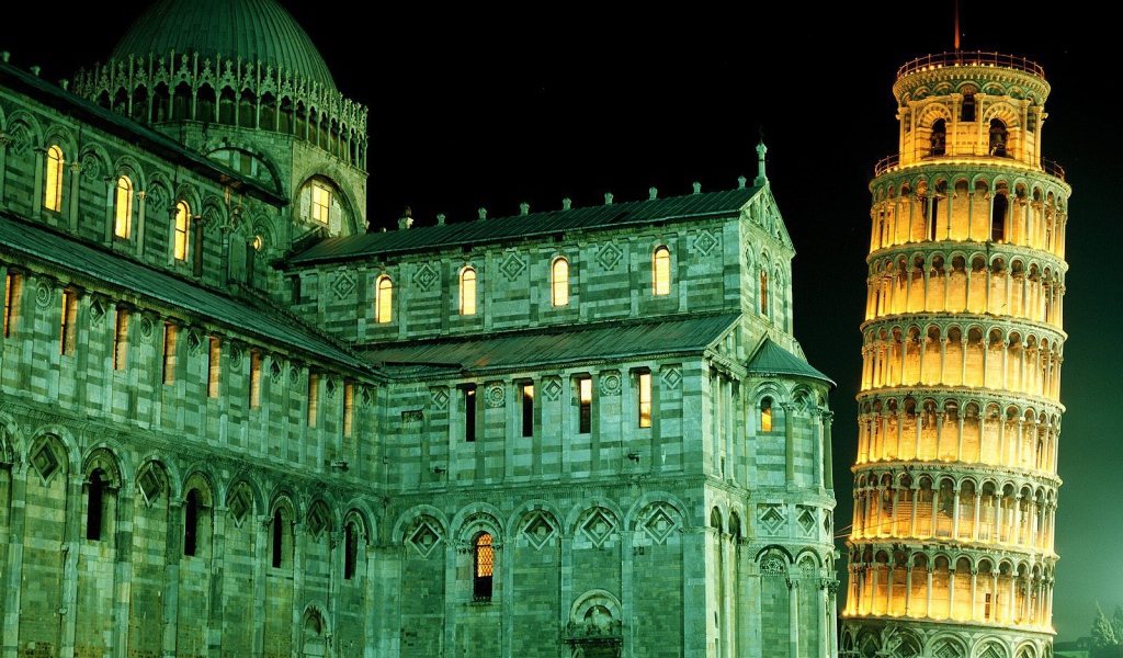 Ночная подсветка собора и башни в Пизе, Италия