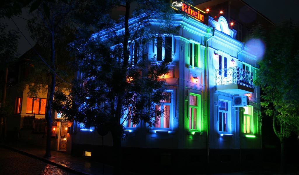 Ночная подсветка на курорте в Римини, Италия