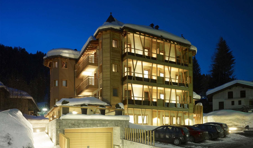 Ночные огни на горнолыжном курорте Мадонна ди Кампильо, Италия