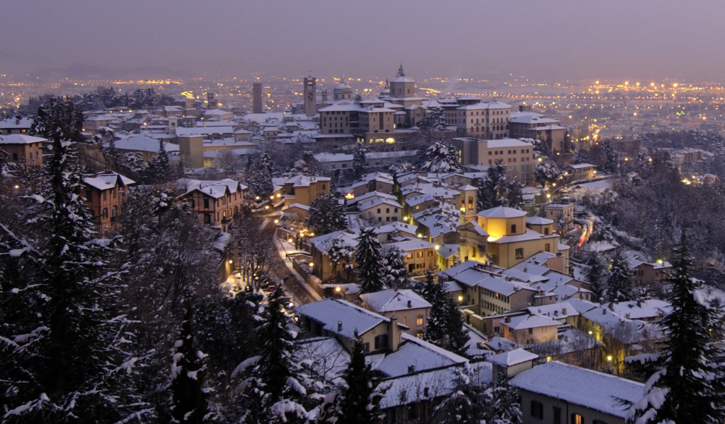 Ночные огни в Бергамо, Италия