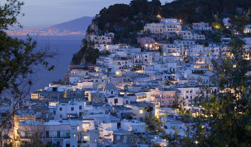 Ночные огни в Неаполе, Италия