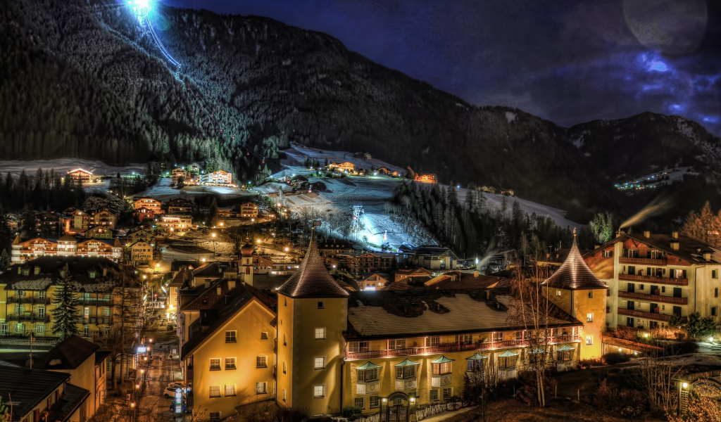 Ночные огни на курорте Ортизей, Италия