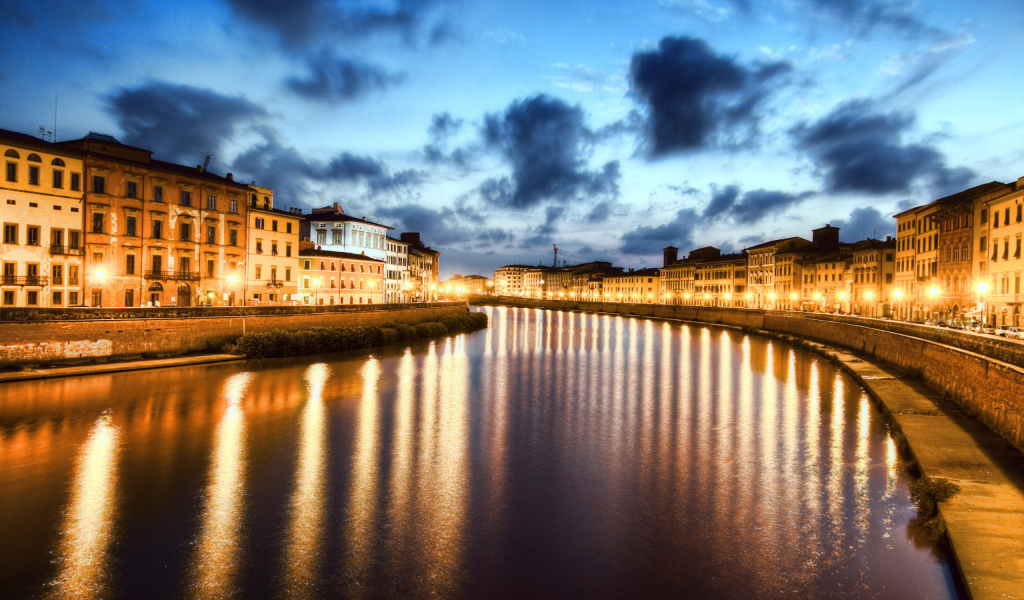 Ночные огни в Пизе, Италия