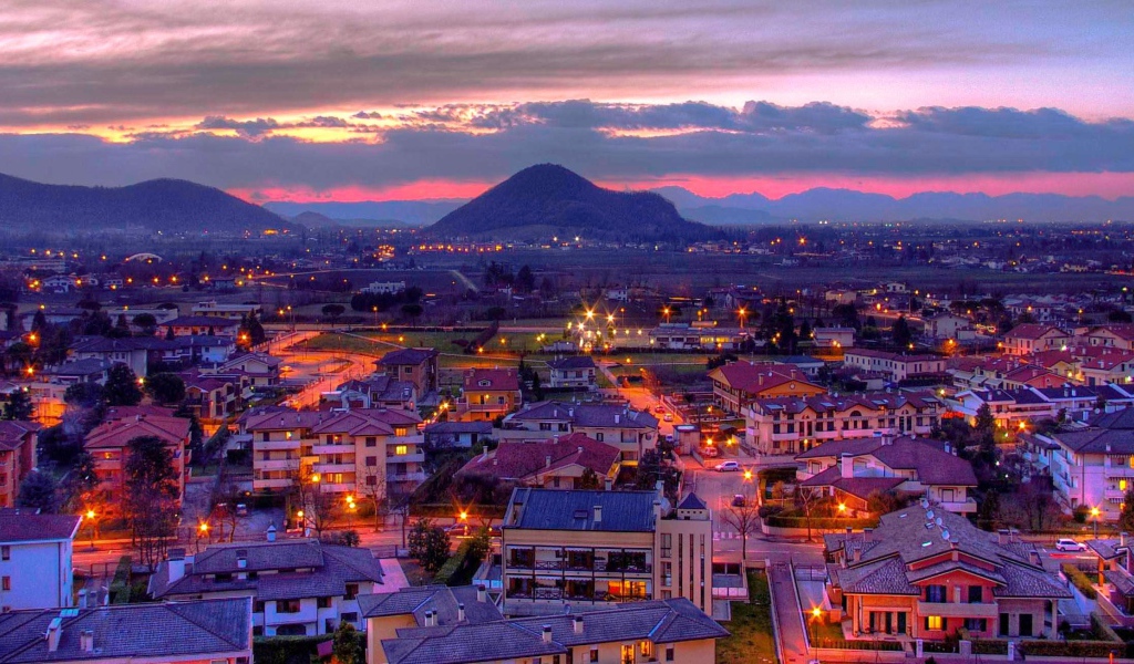 Ночные огни на курорте Абано Терме, Италия