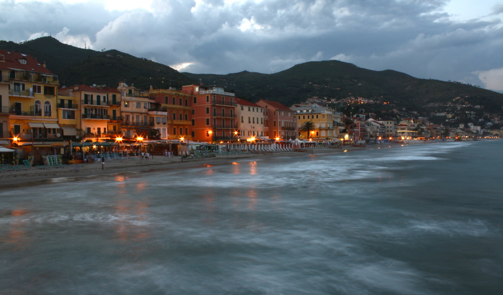 Ночные огни на курорте Алассио, Италия