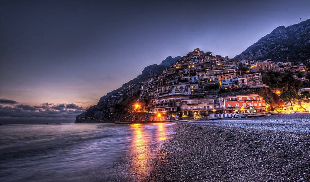 Ночные огни на курорте Позитано, Италия