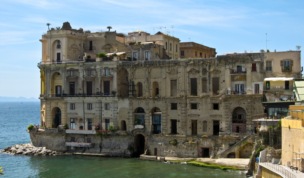 Старинный дом в Неаполе, Италия