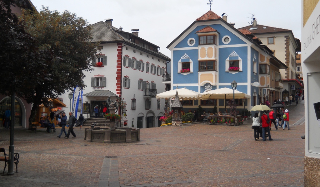 Старинные дома на курорте Ортизей, Италия