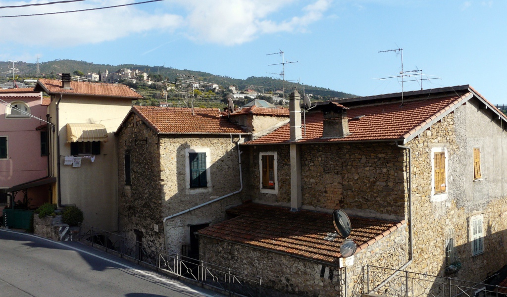 Старинные дома на курорте Бордигера, Италия