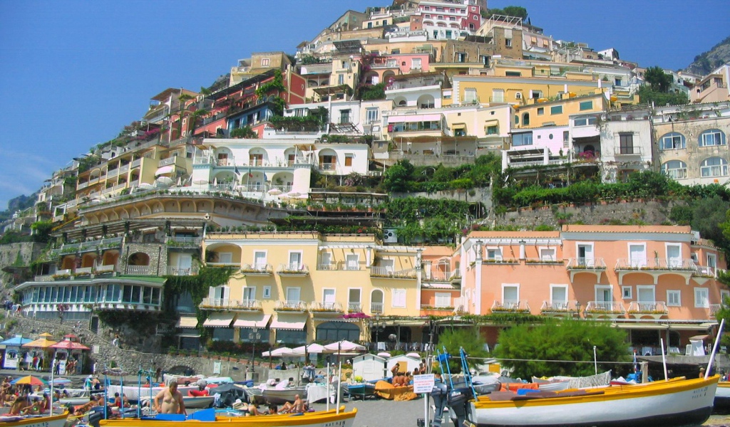 На набережной на курорте Позитано, Италия