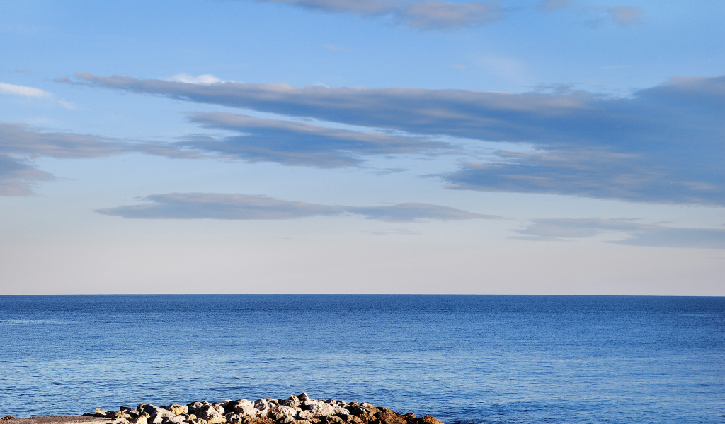 На берегу моря на курорте Споторно, Италия