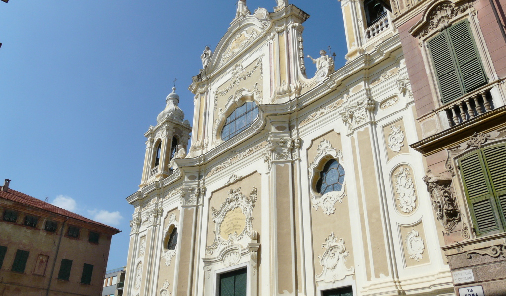 Изысканное здание на курорте Финале Лигуре, Италия