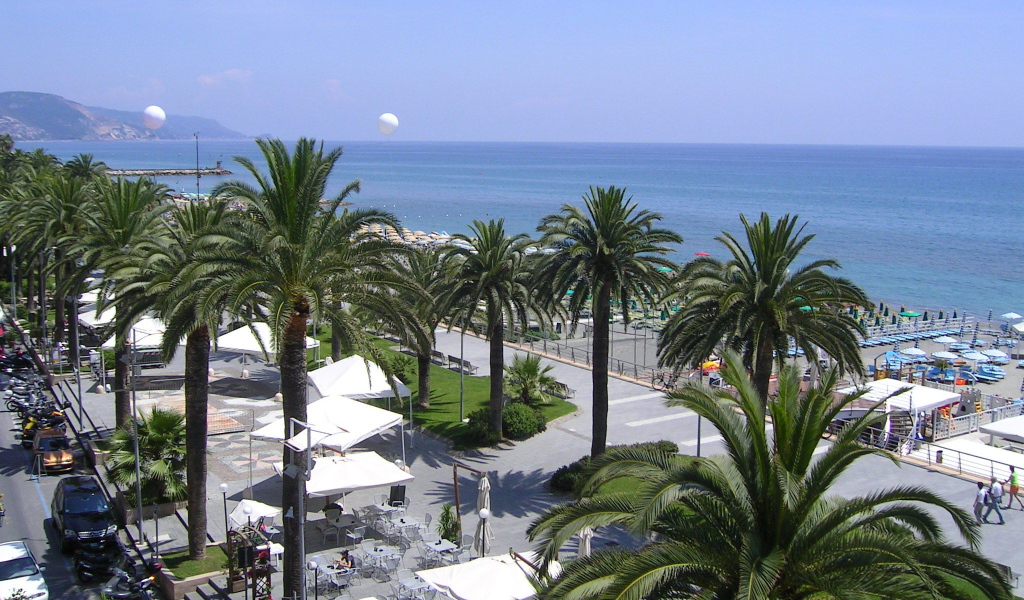 Пальмы на пляже в Лоано, Италия