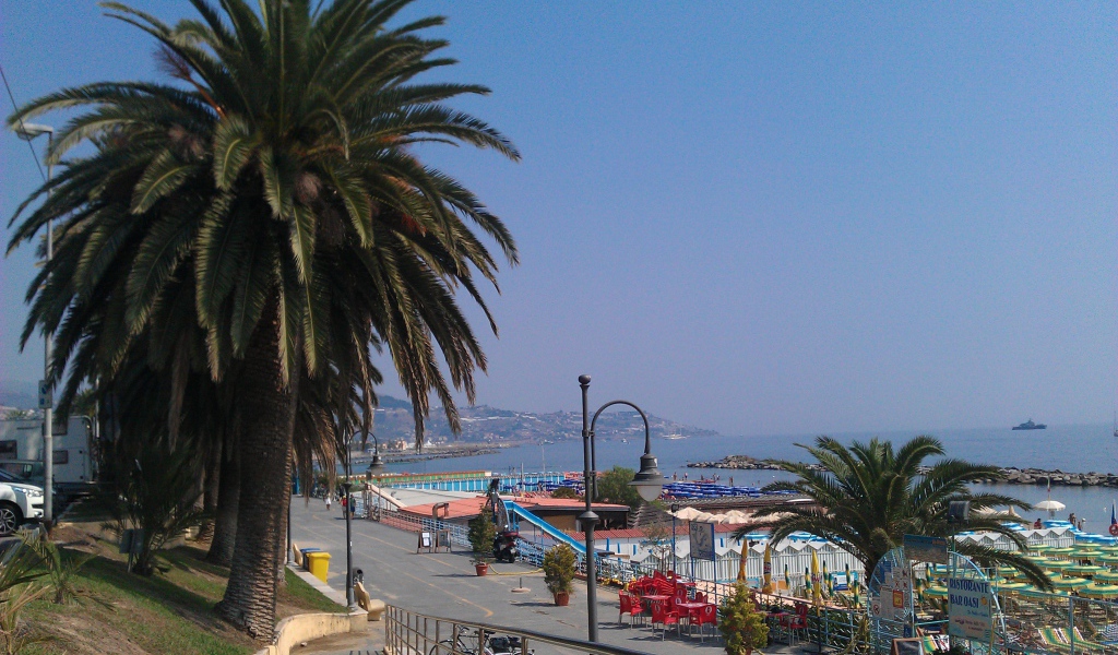 Пальмы на берегу в Сан Ремо, Италия