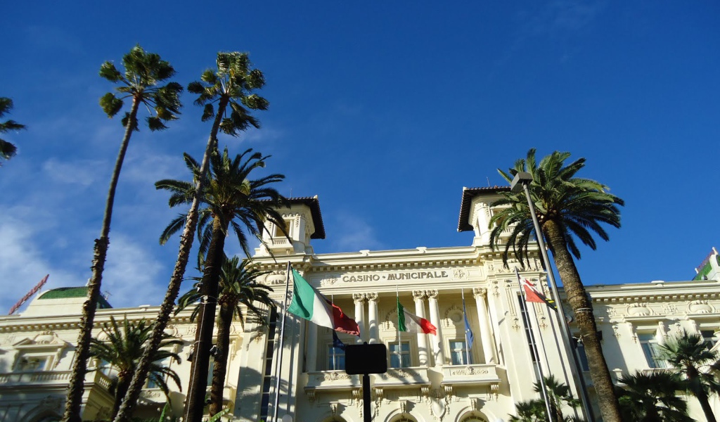 Пальмы у казино в Сан Ремо, Италия