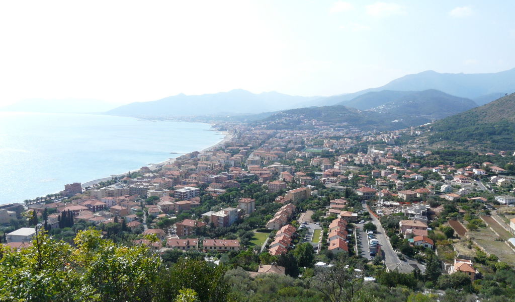 Панорама на курорте в Пьетра Лигуре, Италия