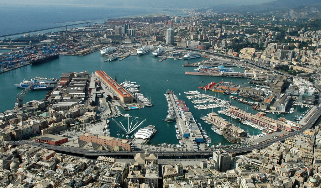 Панорама порта в Генуе, Италия