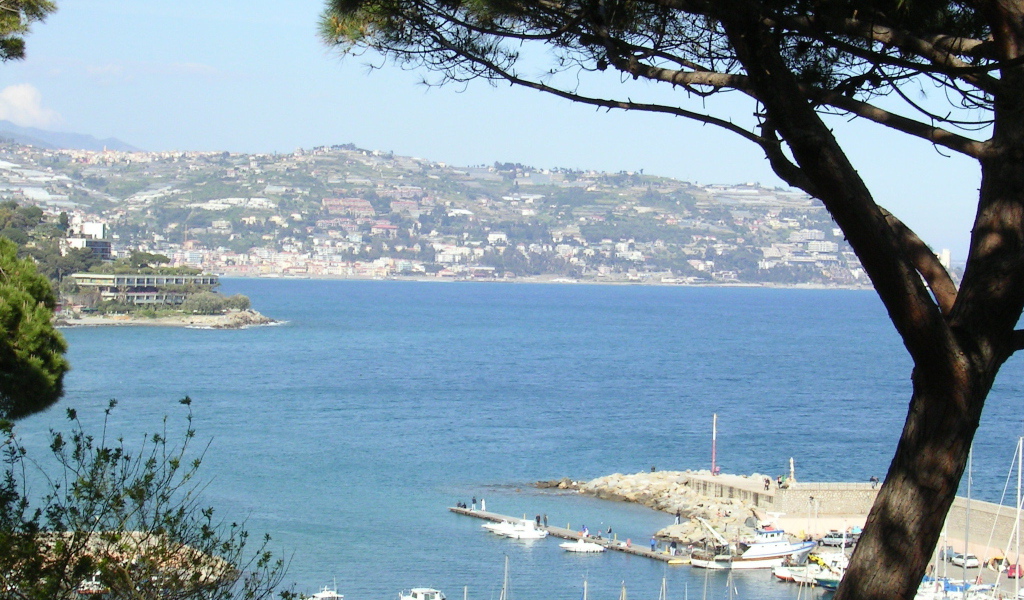 Панорама города на курорте Бордигера, Италия