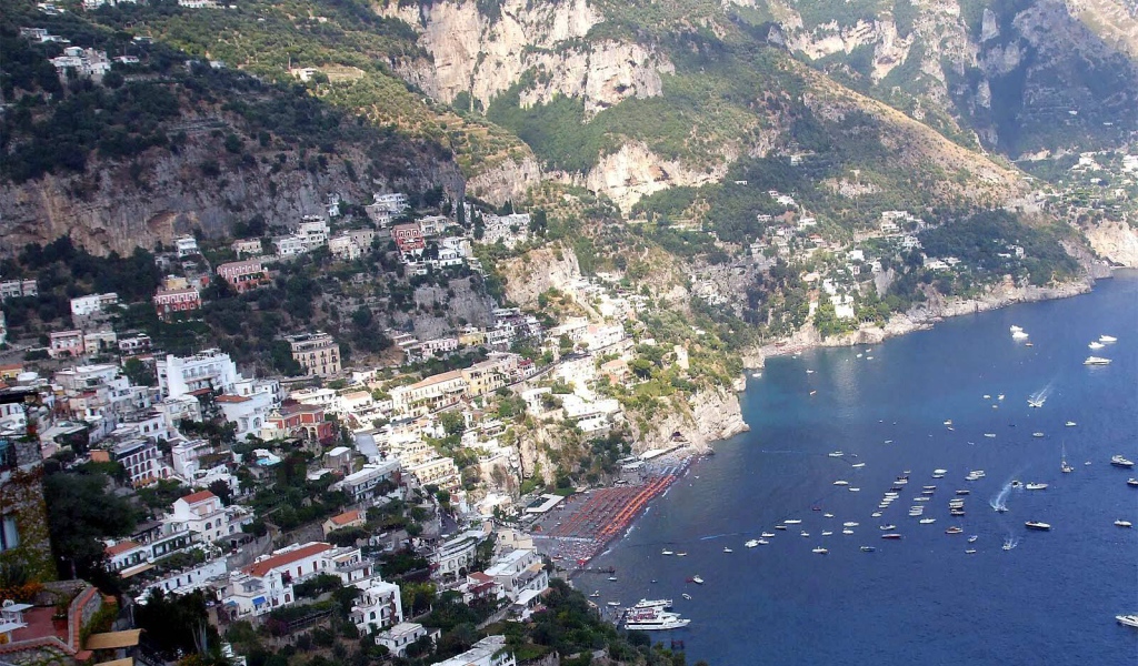 Панорама города на курорте Позитано, Италия