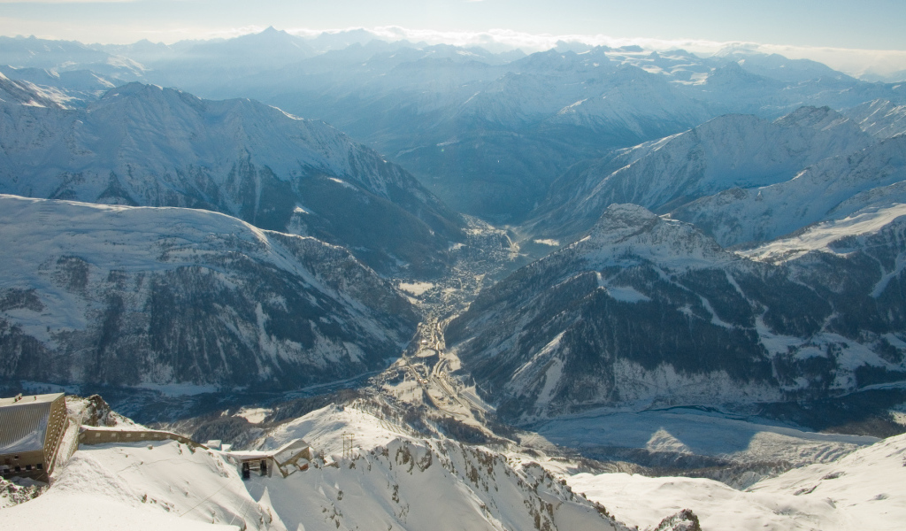 Панорама города на горнолыжном курорте Курмайор, Италия