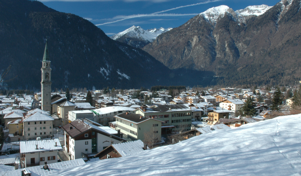 Панорама города на горнолыжном курорте Мадонна ди Кампильо, Италия