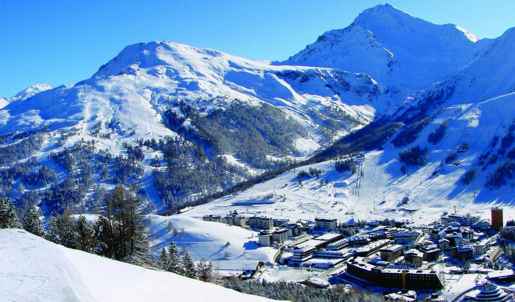 Панорама на горнолыжном курорте Сестриер, Италия