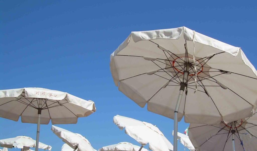 Пляжные зонтики на курорте Диано Марино, Италия