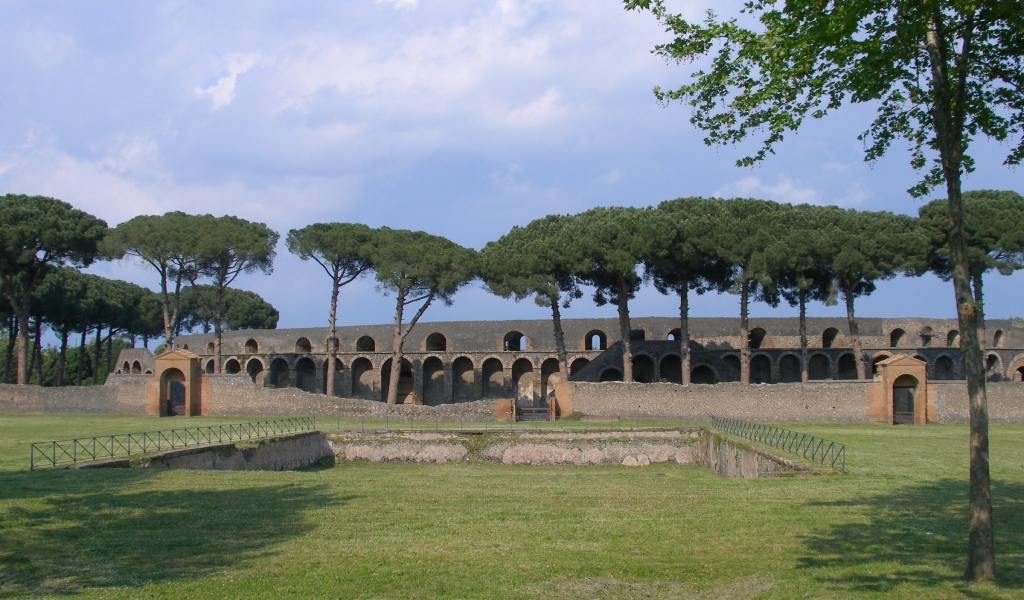 Парк среди развалин в Помпеях, Италия