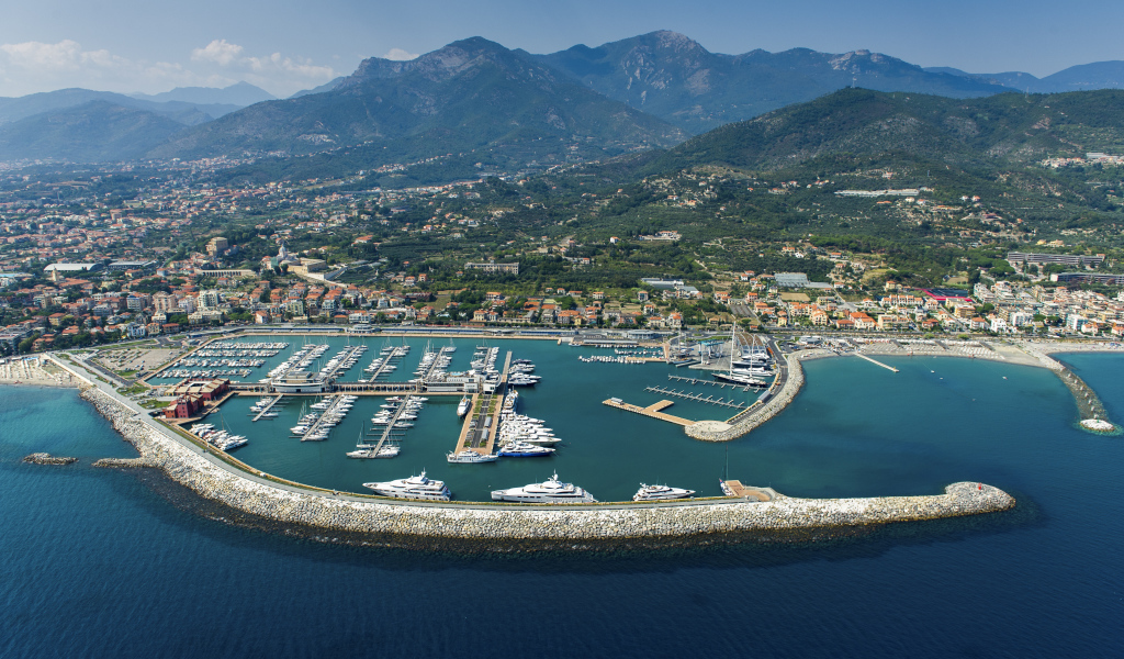 Порт в Лоано, Италия