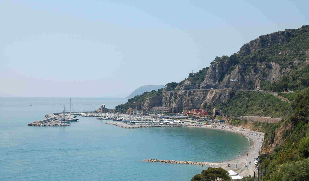 Порт на курорте Алассио, Италия