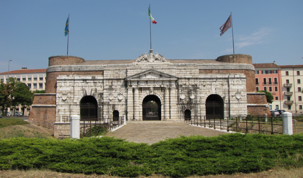 Порта Нуова в Вероне, Италия