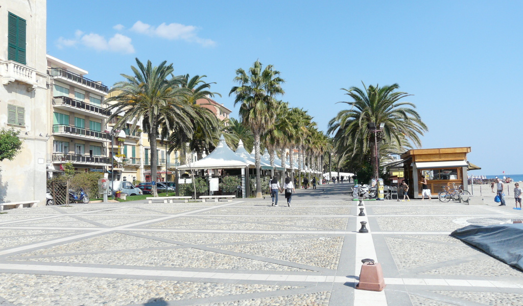 Набережная на курорте Финале Лигуре, Италия
