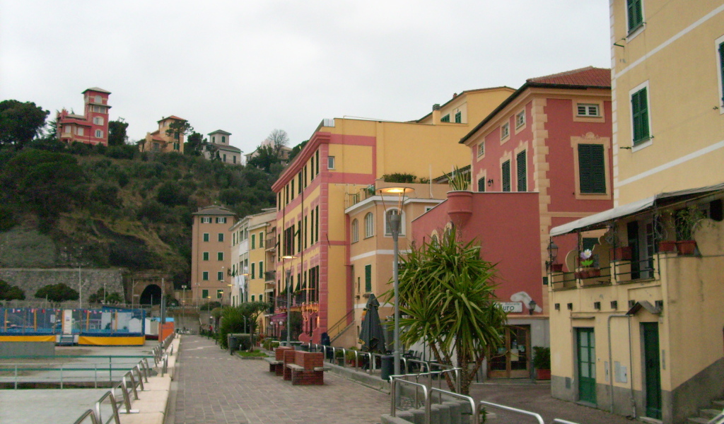 Набережная на курорте Челле Лигуре, Италия