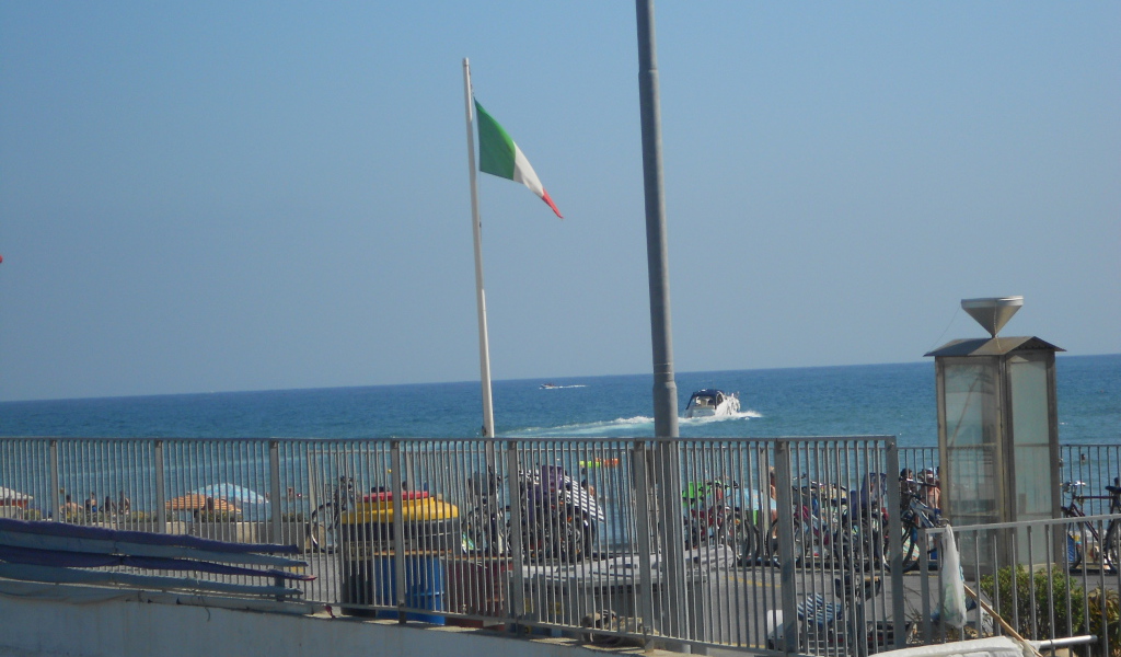 Набережная на курорте Диано Марино, Италия