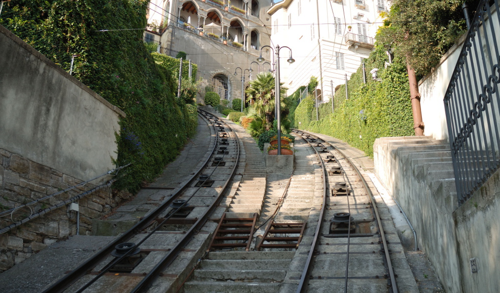 Рельсы фуникулера в Бергамо, Италия