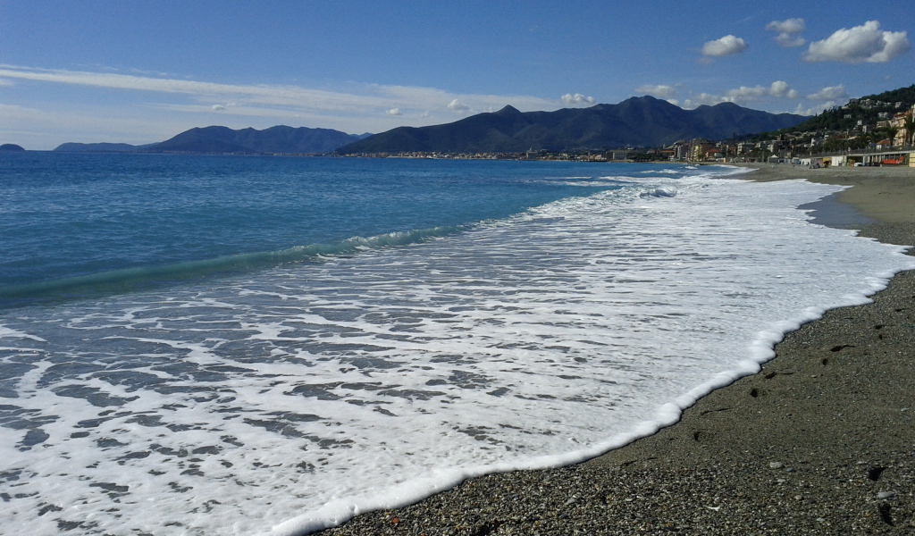 Отдых на пляже на курорте в Пьетра Лигуре, Италия